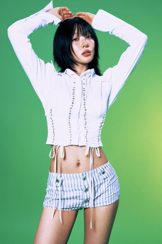 이브는 지난 7일 세 번째 EP ‘Soft Error’를 발매한 가운데, 이 앨범은 발매 직후 아르헨티나, 브라질, 케냐 등 3개 지역 아이튠즈 ‘톱 앨범’ 차트 1위에 오르며 뜨거운 인기를 입증했다.