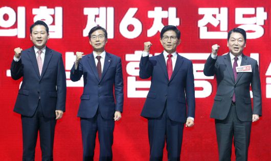 국민의힘 당대표 본경선에 진출한 장동혁·조경태·김문수·안철수 후보(왼쪽부터)가 8일 오후 대구 북구 엑스코(EXCO)에서 열린 국민의힘 제6차 전당대회 대구·경북 합동연설회에서 주먹을 쥐며 인사하고 있다.  뉴스1