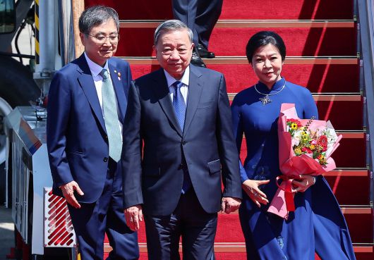 베트남 '서열 1위' 방한 이재명 대통령과 정상회담을 위해 한국을 국빈 방문한 또럼 베트남 공산당 서기장(가운데) 내외가 10일 경기 성남 서울공항을 통해 입국하고 있다. 서울공항에 영접나간 조현 외교부 장관(왼쪽).  뉴스1