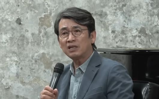 유시민 작가가 “보좌진이 일을 잘 못해서 잘린 것”이라고 말해 논란이 일고 있다. [사진출처 = 유튜브 채널 ‘김어준의 다스뵈이다’ 영상 캡처]