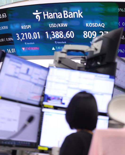 코스피가 닷새 만에 하락하며 3,210선으로 장을 마친 8일 서울 중구 하나은행 본점 딜링룸에 지수가 표시돼 있다.  2025.8.8 [사진=연합뉴스]