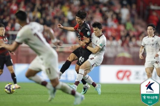 광주 FC 이강현(사진 오른쪽)이 포항 스틸러스 기성용을 향해 강하게 부딪히고 있다. 사진=한국프로축구연맹