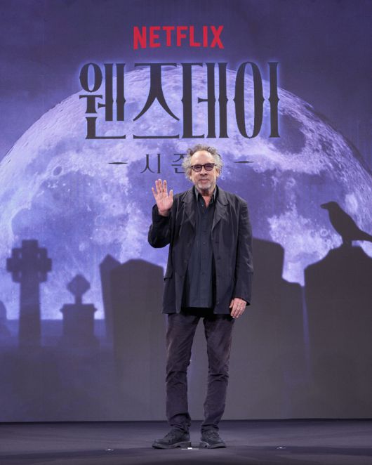넷플릭스 오리지널 시리즈 ‘웬즈데이’의 팀 버튼 감독이 11일 서울 종로구 포시즌스 호텔에서 열린 기자간담회에서 손 인사를 하고 있다. 사진제공=넷플릭스