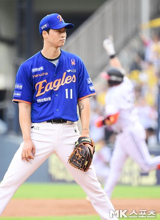 엄상백이 9일 잠실 LG전에서 홈런을 맞은 뒤 아쉬워 하고 있다. 사진(잠실 서울)=김영구 기자