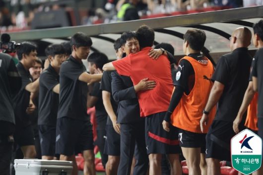 경기 후 박태하 감독과 기성용이 승리의 포옹을 나누고 있다. 사진=한국프로축구연맹