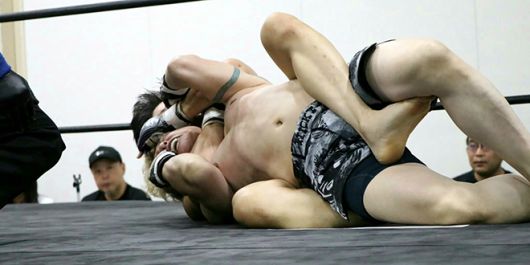 KMMA 웰터급 및 슈퍼라이트급 타이틀 도전자 출신 문홍범이 2025년 8월 일본 효고현 아마가사키시 주쇼키고센터에서 ACF 라이트급 챔피언 사키노 하카를 리어네이키드초크로 제압하고 있다. 사진=스탠다드앤드프로그레스 스포츠에이전시 제공