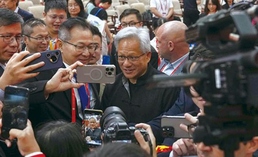 엔비디아는 시가총액 4조달러를 돌파하며 AI랠리의 대장주로 거듭났다. 사진은 젠슨황 CEO가 제3회 중국국제공급망촉진박람회에서 참가자들과 반갑게 사진을 찍고 있는 모습.