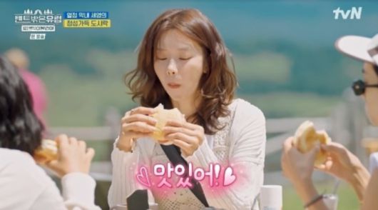 지난해 12월 5일 방송된 tvN 예능프로그램 ‘텐트 밖은 유럽-로맨틱 이탈리아’에서 배우 이주빈이 샌드위치를 먹고 있다.  본 기사와 관련 없음. [사진 = tvN]