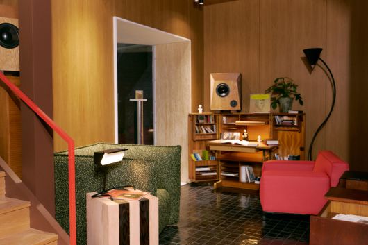 서울 장충동에 위치한 알로소 팝업 전시 중 클래식 전문 플랫폼 풍월당과 소파 브랜드 알로소가 협업해 만든 공간. 소파에 앉아 음악을 감상할 수 있다. <알로소>