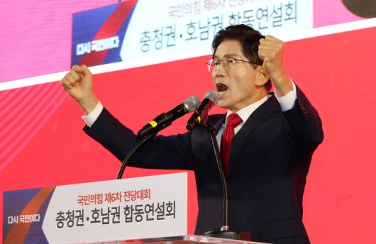 13일 오후 대전 서구 배재대학교에서 열린 국민의힘 충청·호남권 합동연설회에서 당 대표 후보로 나선 김문수 후보가 연설하고 있다. [사진 = 연합뉴스]