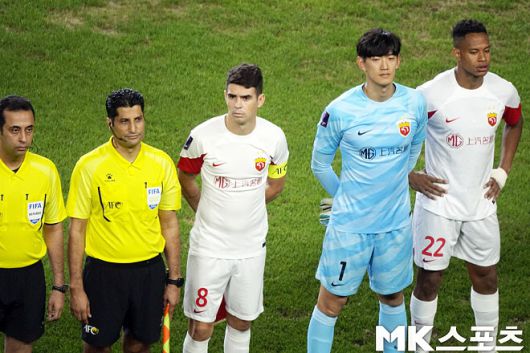 지난 시즌까지 상하이 하이강에서 주장 완장을 차고 뛰었던 브라질 국가대표 출신 오스카(사진 맨 왼쪽에서 세 번째). 사진=이근승 기자