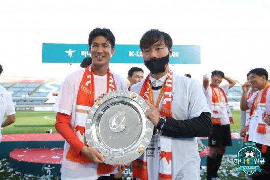 K리그2로 강등됐던 제주 SK를 한 시즌 만에 K리그1으로 끌어올렸던 남기일 감독(사진 오른쪽). 사진=한국프로축구연맹