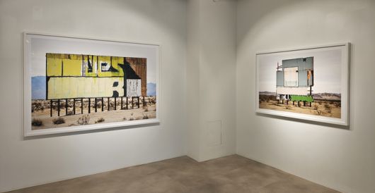 김우영 작가의 ‘빌보드’ 시리즈. 사막 한가운데 버려진 옛 광고판의 모습을 담은 작품이다. 송경은 기자