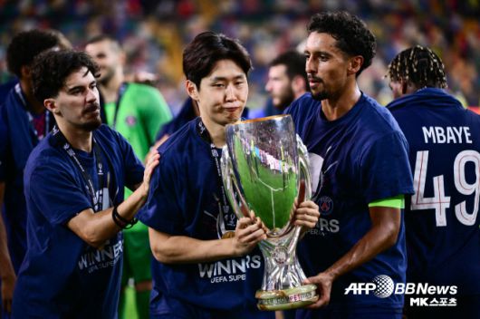 파리 생제르맹의 유럽축구연맹 슈퍼컵 우승을 이끈 이강인(사진 가운데). 사진=AFPBBNews=News1
