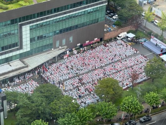 SK하이닉스 노조는 지난 6일 오후 3시 청주 3캠퍼스 앞에서 이천·청주·사무직 등 3개 노조가 참여한 1차 결의대회를 진행했다. [사진출처=SK하이닉스 사무직 노조]