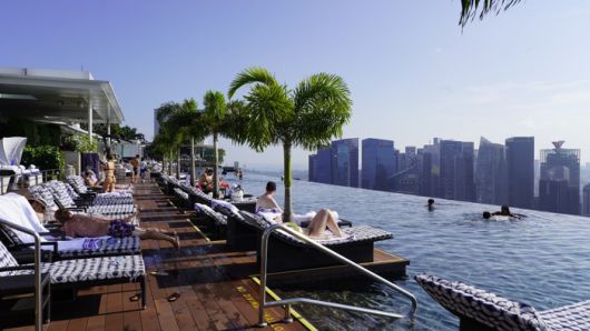 관광객들이 인피니티풀에서 시간을 보내고 있다/사진=김지은 여행+ 기자