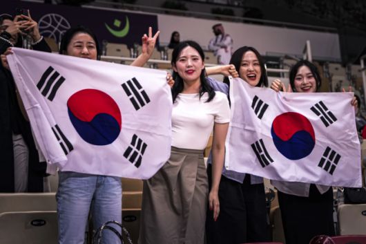 100% 확실한 건 대한민국 팬들은 선수단을 위해 물심양면 지원, 그리고 뜨겁게 응원했다는 것이다. 안준호 감독에 의하면 1949년생 할머니부터 어린 팬들까지 제다를 찾아 선수단에 특급 지원했다고 한다. 그들의 응원 덕분에 대한민국은 ‘죽음의 조’를 통과, 8강까지 오를 수 있었다. 사진=FIBA 제공