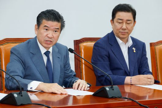 제임스 김 주한미국상공회의소 회장(왼쪽)이 19일 국회를 찾아 김병기 더불어민주당 원내대표(오른쪽) 등 지도부와 면담하고 노란봉투법에 대한 우려를 전달했다. [사진 = 뉴스1]