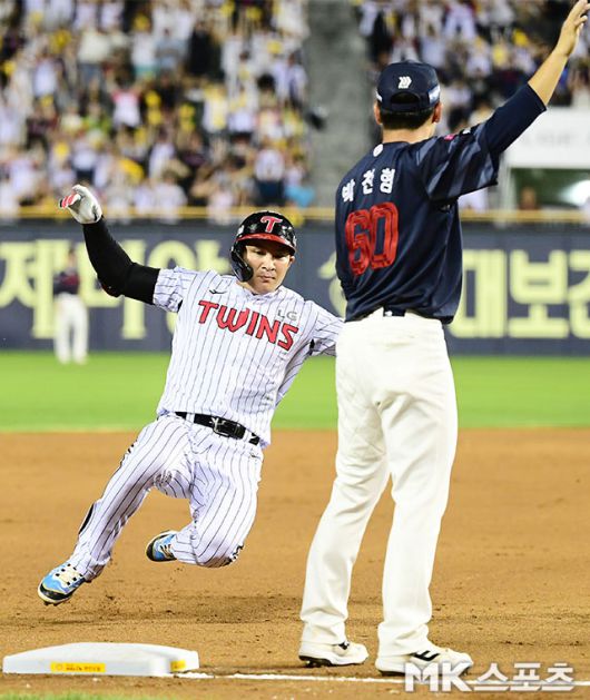 19일 오후 서울 잠실구장에서 ‘2025 신한 SOL뱅크 KBO 리그’ 롯데 자이언츠와 LG 트윈스 경기가 열렸다. 4회말 2사 1루에서 LG 오지환이 선제 1타점 우중간 2루타를 치고 볼이 홈으로 중계될때 3루를 파고들어 세이프 되고 있다. 사진(잠실 서울)=김영구 기자
