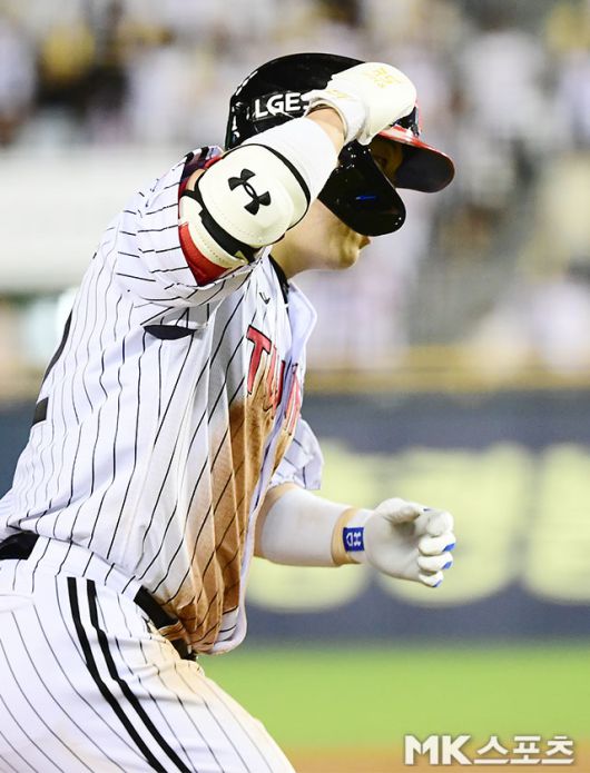 19일 오후 서울 잠실구장에서 ‘2025 신한 SOL뱅크 KBO 리그’ 롯데 자이언츠와 LG 트윈스 경기가 열렸다. 8회말 1사 1루에서 LG 김현수가 우월 투런홈런을 치고 그라운드를 돌고 있다. 사진(잠실 서울)=김영구 기자