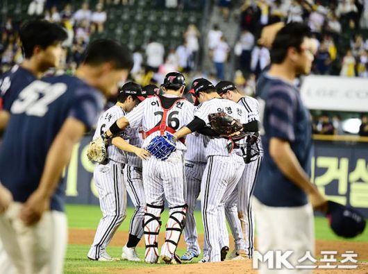 19일 오후 서울 잠실구장에서 ‘2025 신한 SOL뱅크 KBO 리그’ 롯데 자이언츠와 LG 트윈스 경기가 열렸다. LG 선수들이 5-2로 승리를 거둔 가운데 마운드에서 세리머니를 하고 있다. 사진(잠실 서울)=김영구 기자