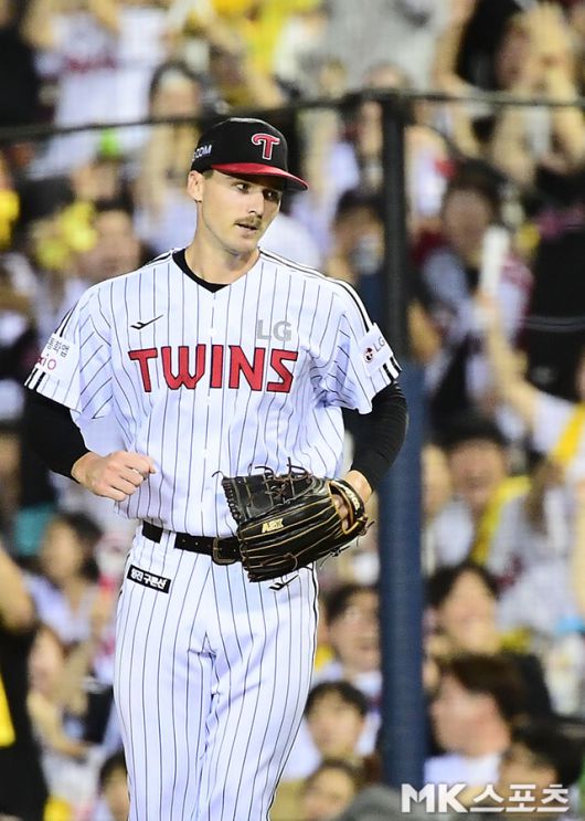 19일 오후 서울 잠실구장에서 ‘2025 신한 SOL뱅크 KBO 리그’ 롯데 자이언츠와 LG 트윈스 경기가 열렸다. 6회초 2사 만루에서 LG 선발 톨허스트가 대타로 나온 롯데 노진혁을 1루 땅볼로 처리한 후 더그아웃으로 향하고 있다. 사진(잠실 서울)=김영구 기자