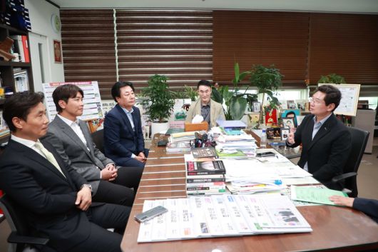 이상일 용인특례시장(오른쪽 첫번째)이 김진형 단장(왼쪽 첫번째)과 이동국 테크니컬디렉터(왼쪽 두번째)와 용인FC 운영 방안을 논의하는 모습. <사진=용인시 제공>