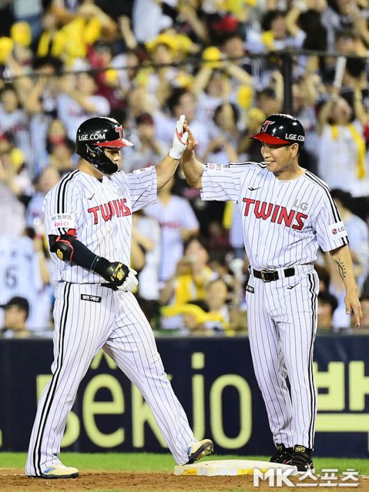 19일 오후 서울 잠실구장에서 ‘2025 신한 SOL뱅크 KBO 리그’ 롯데 자이언츠와 LG 트윈스 경기가 열렸다. 5회말 1사 2, 3루에서 LG 문성주가 2타점 적시타를 치고 출루하고 있다. 사진(잠실 서울)=김영구 기자