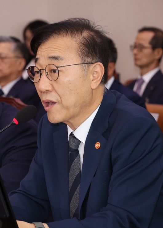 19일 국회 국토교통위 전체회의에서 의원 질의에 답하고 있는 김윤덕 국토교통부 장관. 연합뉴스