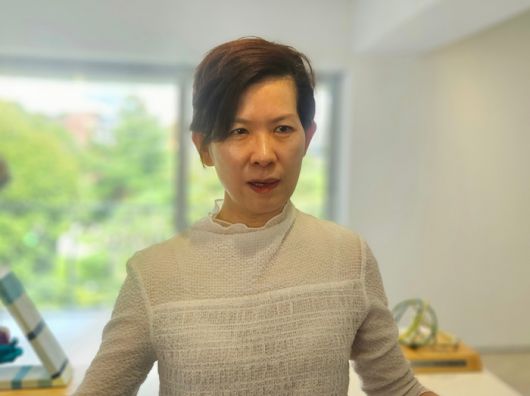 홍영인 작가가 자신의 개인전이 열리고 있는 PKM갤러리에서 작품에 대해 설명하고 있다. 송경은 기자