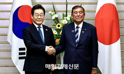 이재명 대통령이 23일 일본 도쿄 나가타초 총리관저에서 열린 한일정상회담에서 이시바 시게루 일본 총리와 악수하고 있다. 2025.08.23 [도쿄/김호영기자]