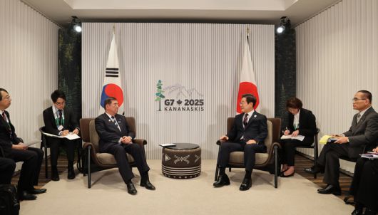 이재명 대통령이 지난 6월 17일(현지시간) 캐나다 앨버타주 캐내내스키스 주요 7개국(G7) 정상회의장에서 이시바 시게루 일본 총리와 한일 정상회담을 하고 있다. [사진 출처 = 연합뉴스]