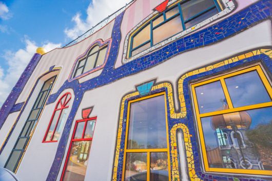 훈데르트바서전시관 벽면 타일.