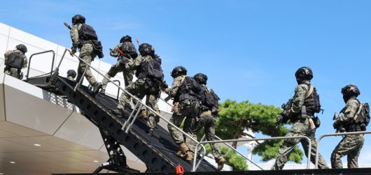 지난 19일 인천 연수구 인천항 국제크루즈 터미널에서 열린 ‘2025 을지연습 인천항 국가 중요 시설 통합방호 실제훈련’에서 9공수 장병들이 크루즈 승객 인질 구출을 위해 터미널로 진입하고 있다. 기사 내용과 직접적인 관련 없음. [사진 출처 = 연합뉴스]