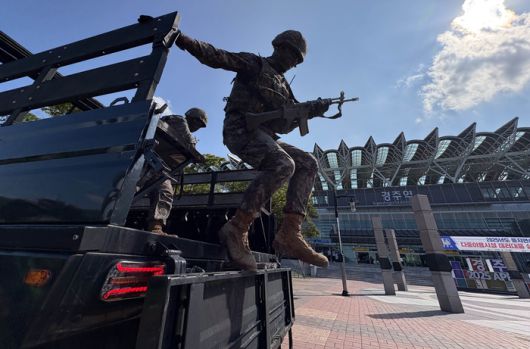 지난 19일 오후 경주역에서 열린 APEC 대비 및 2025 을지연습에서 참가 인원들이 테러 상황 등에 대한 대처 훈련을 하고 있다. 기사 내용과 직접적인 관련 없음. [사진 출처 = 연합뉴스]