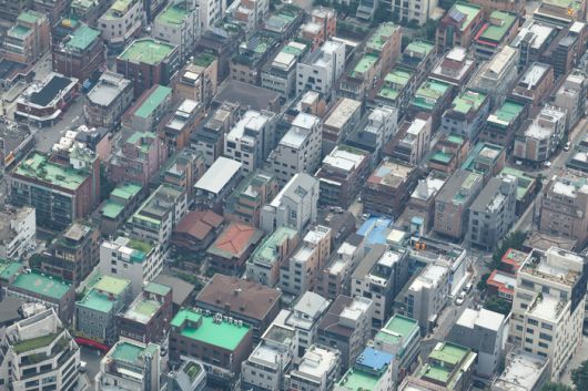 전세사기 사태 등으로 비아파트 공급 절벽이 심화하는 가운데 6일 서울 송파구 롯데월드타워 전망대 서울스카이에서 바라본 서울 시내 빌라 단지의 모습. [사진 출처 = 연합뉴스]