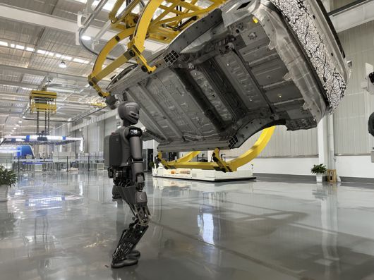 중국의 전기차 및 로봇 소·부·장 기업 ‘톈치’가 중국 대표 로봇 기업인 유비테크와 함께 개발한 고객 맞춤형 휴머노이드 로봇. 이 로봇은 생산라인에 투입돼 차체에 이상 여부가 있는지 체크하는 역할을 한다. [우시 = 송광섭 특파원]