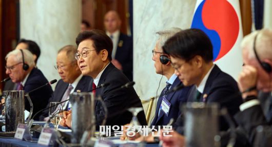 이재명 대통령이 25일(현지시간) 미국 워싱턴DC 윌라드 호텔에서 열린 한미 비즈니스 라운드 테이블에서  발언하고 있다. [워싱턴DC/김호영기자]