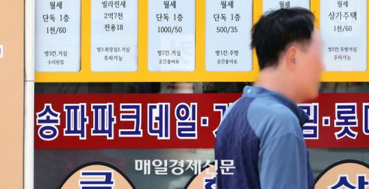 6·27 대출 규제로 전세퇴거자금 대출길이 꽉 막힌 가운데 서울 송파구 한 아파트 단지 근처 공인중개사사무소 앞에 전세 물건 광고가 크게 줄어 있다. 이승환 기자
