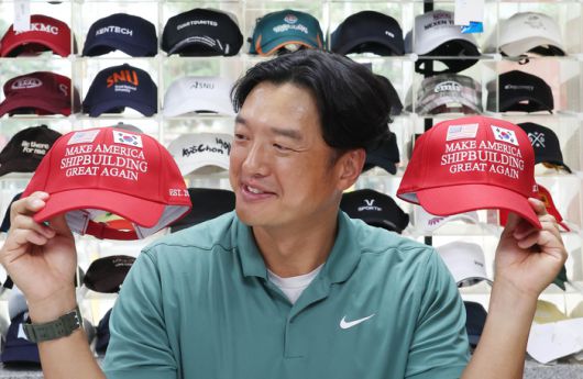 심기대 모자팩토리 대표가 서울 중구 본사에서 직접 제작한 ‘마스가(MASGA) 모자’를 소개하고 있다. [이충우 기자]