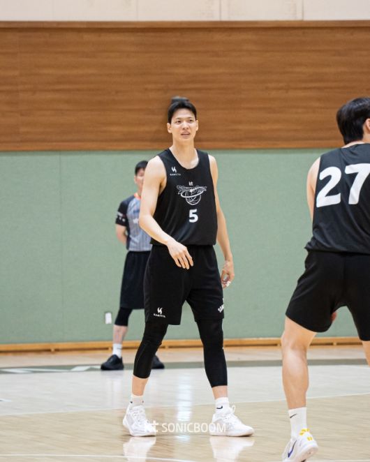 2011년 SK 유니폼을 입은 뒤 2025년까지 14년 동안 ‘SK맨’으로 살았던 김선형. 그에게 있어 kt 유니폼은 아직 어색하다. 그리고 kt 선수들과의 호흡 맞추기도 숙제와 같다. 그래서일까. 경기 전후 대화가 많다. 김선형을 중심으로 한 소통의 시간은 정관장전 이후에도 이어졌다. 사진=kt 제공