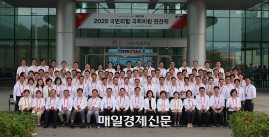 28일 인천국제공항공사 항공교육원에서 열린 2025 국민의힘 국회의원 연찬회에서 장동혁 대표, 송언석 원내대표 등 참석자들이 기념촬영을 하고 있다. 2025.8.28[이충우기자]