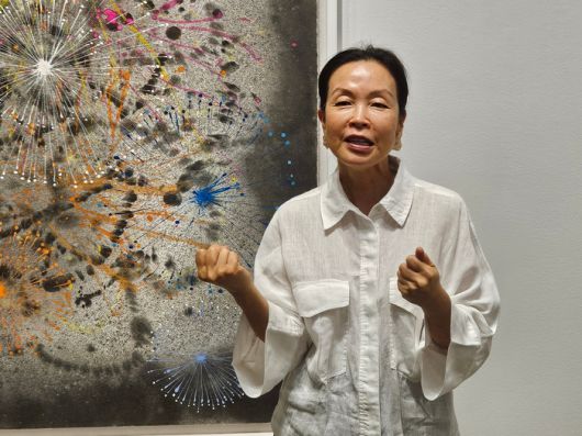 김민정 작가가 자신의 개인전이 열리고 있는 서울 종로구 갤러리현대에서 작품에 대해 설명하고 있다. 송경은 기자