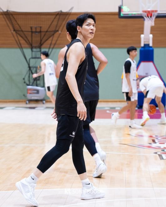 김선형은 “정말, 너무 기대하고 있다. 내가 SK에 오래 있었던 만큼 많은 팬분이 아쉬워하는 걸 알고 있다. 그렇기에 잠실학생체육관에서 경기하는 모습을 빨리 보여드릴 수 있어 다행이다. 오히려 좋게 생각한다”며 “마음 한 곳에 뜨거운 불을 갖고 가슴은 뜨겁게, 머리는 차갑게 SK와의 경기를 하겠다”고 다짐했다. 사진=kt 제공