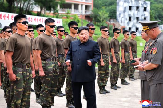 김정은 북한 국무위원장이 27일 조선인민군 총참모부 직속 특수작전 훈련기지를 방문해 저격수과 만나고 있는 모습을 조선중앙통신이 28일 공개했다. 러시아 파병을 통해 얻은 전투 경험을 군사적 성과로 선전하려는 의도로 풀이된다. 북한은 김 위원장이 내달 3일 열리는 중국 베이징에서 열리는 전승절 행사에 직접 참석한다고 발표했다. 조선중앙통신·연합뉴스