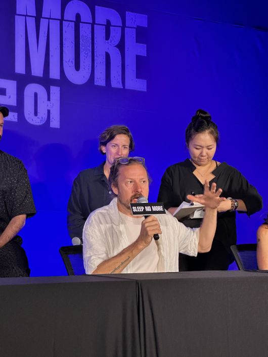 설명하고 있는 펠릭스 바렛 펀치 드렁크 창립자 겸 연출 / 사진=권효정 여행+ 기자