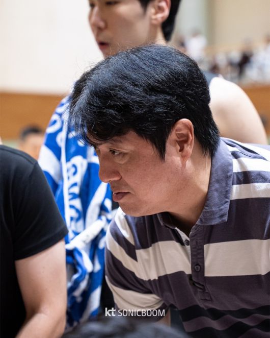 김선형은 “(문경은)감독님이 바라는 부분이 있고 그 부분을 선수들이 잘 따라주고 있다. 그렇지 않을 때는 중간에서 선수들에게 이야기하는 편이다. 감독님과 함께한 세월이 길지 않나(웃음). 10년이 넘었다. 그래서 지금은 잘 진행되고 있는 것 같다”고 이야기했다. 사진=kt 제공