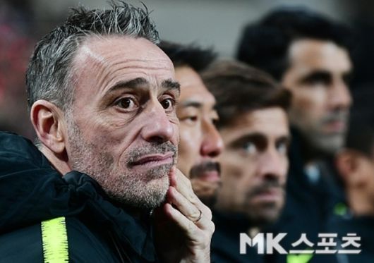 최근 우즈베키스탄은 조국에 첫 월드컵 진출을 선물한 티무르 카파제 대신 ‘벤버지’ 파울루 벤투를 선임하고자 한다. 월드컵에서의 성공을 위한 선택. 벤투는 과거 2022 카타르월드컵에서 대한민국을 16강으로 이끈 바 있다. 그리고 중국 차기 사령탑 후보로 언급됐으나 큰 관심을 보이지 않은 것으로 알려졌다. 사진=천정환 기자