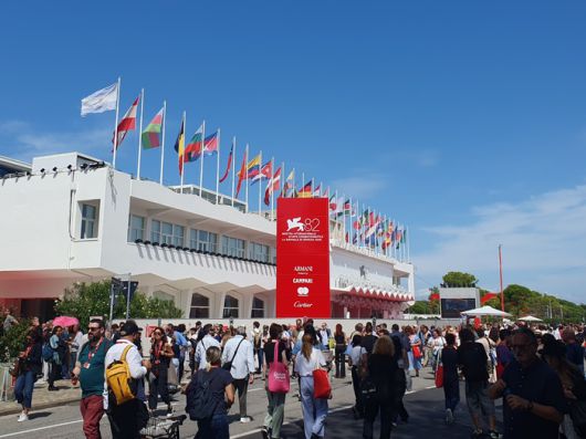 29일(현지시간) 제82회 이탈리아 베니스영화제가 열리고 있는 리도섬의 ‘팔라초 델 치네마’의 모습. [김유태 기자]