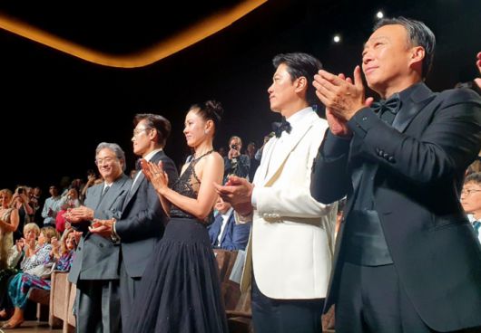 29일(현지시간) 이탈리아 베니스영화제 팔라초 델 치네마에서 개최된 ‘어쩔수가없다’ 월드 프리미어 시사회에 참석한 박찬욱 감독, 배우 이병헌·손예진·박희순·이성민(왼쪽부터). 이날 상영 직후의 모습으로 9분간의 기립박수와 환호가 나왔습니다. [김유태 기자]